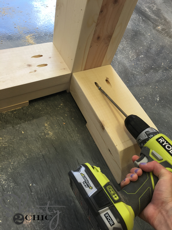 attach-table-legs-to-base